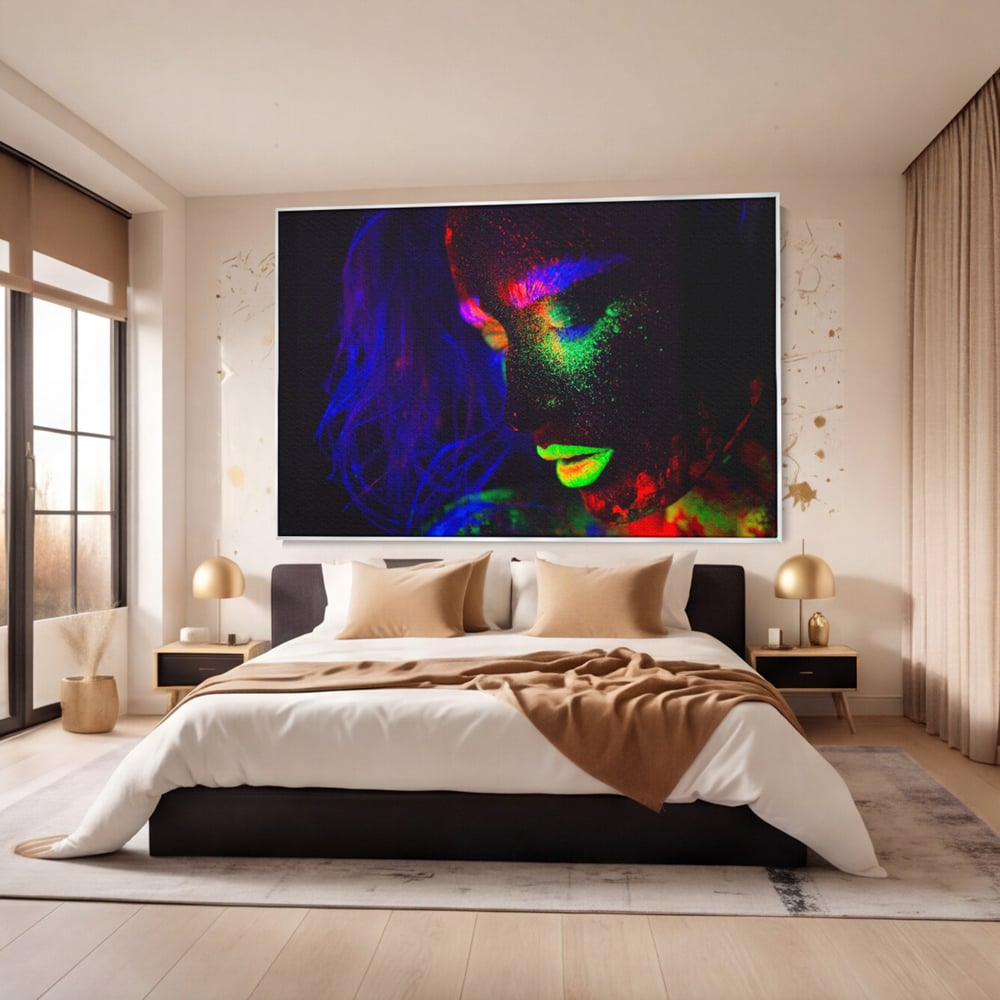 Tablou canvas cu tablou canvas cu fata in culori neon, in rama de aluminiu argintiu, pe perete intr-un dormitor